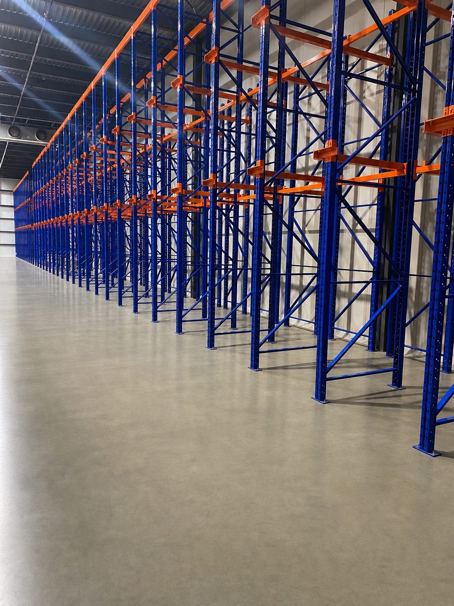 Installation de racking industriel en entrepôt